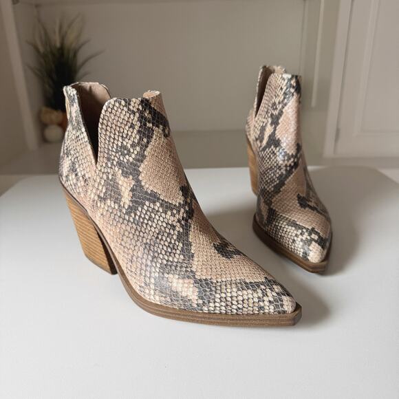 NWT Vince Camuto Gigietta Snake Print Ankle Bootie Size 7.5 - Picture 1 of 8